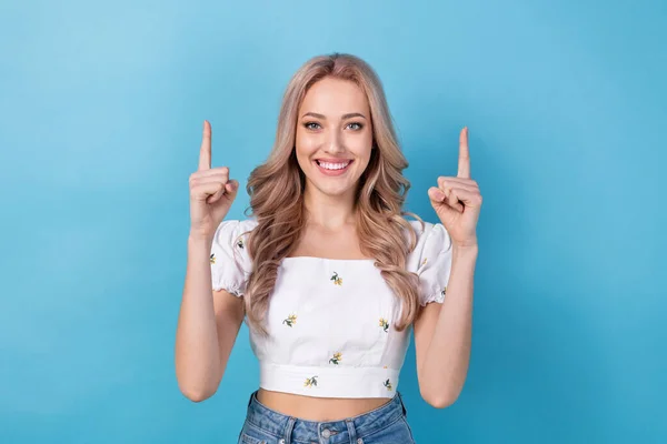 Photo Funny Young Smiling Kobieta Blondynka Faliste Włosy Wskazując Palce — Zdjęcie stockowe