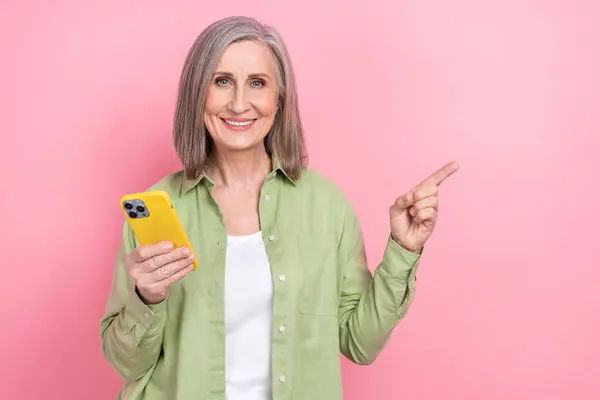 Kadın Gri Saçlı Emeklinin Fotoğrafı Elinde Boş Uzay Parmağını Gösteren — Stok fotoğraf