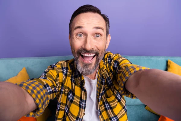 Photo Cheerful Crazy Man Wear Stylish Checkered Clothes Take Selfie — Stock Photo, Image