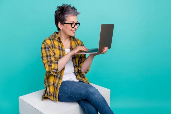 Photo Attractive Retired Woman Sit White Cube Netbook Dressed Stylish — Stock Photo, Image
