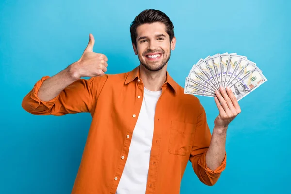 Foto Homem Confiante Animado Vestido Camisa Laranja Crescente Dinheiro Mostrando — Fotografia de Stock