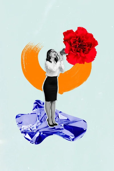 富有创意的垂直模板图片拼贴滑稽的年轻女士尖叫扩音器在蓝色背景下绽放红花艺术 — 图库照片