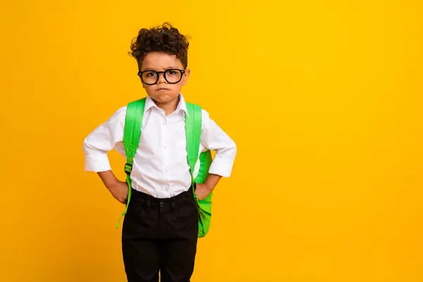 Sırt Çantalı Mutsuz Bir Çocuğun Portresi Gözlüklü Şık Bir Gömlek — Stok fotoğraf