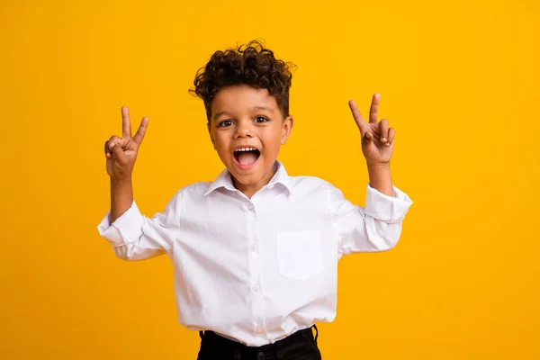 Etkilenmiş Komik Çocuk Portresi Dalgalı Saçlı Şık Gömlek Giyiyor Sarı — Stok fotoğraf