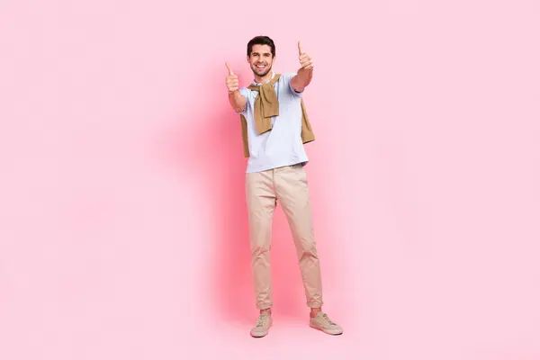 ハンサムな男の完全なボディマニアは ピンクの色の背景に隔離された評価のように ポロスタイリッシュな服の上に結ばれたシャツを着用します — ストック写真