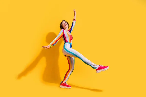 イベントの機会に精力的に踊る陽気なクラバーガールの写真は 隔離された明るい色の背景を広告します — ストック写真