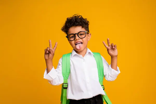 Retrato Manos Niño Pequeño Sin Preocupaciones Emocionados Dedos Demuestran Lengua —  Fotos de Stock