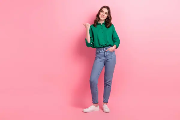 Pełna Długość Zdjęcie Marzycielski Ładna Kobieta Ubrana Zielona Koszula Pokazując — Zdjęcie stockowe