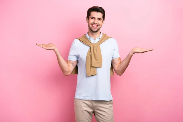 Foto Jovem Modelo Homem Usar Moda Shirt Mãos Segurando Equilíbrio — Fotografia de Stock