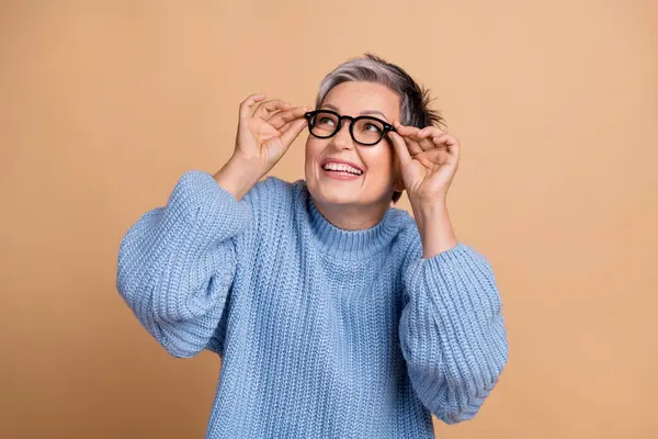 Foto Retrato Atractiva Mujer Senior Touch Specs Look Espacio Vacío —  Fotos de Stock
