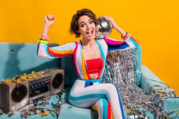 Foto Chica Loca Emocionada Sentarse Sofá Con Disco Bola Boom —  Fotos de Stock