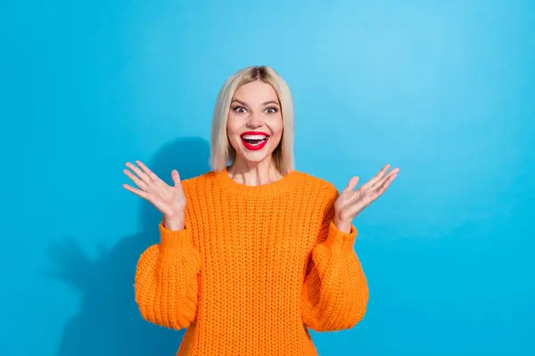 Portret Podekscytowanej Dziewczyny Blond Włosami Nosić Dzianiny Pomarańczowy Sweter Podnosząc — Zdjęcie stockowe