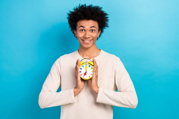 Retrato Persona Positiva Funky Radiante Sonrisa Manos Celebrar Reloj Timbre — Foto de Stock