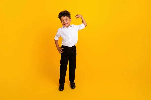 Dalgalı Saçlı Kendine Güvenen Okul Çocuğunun Portresi Sarı Arka Planda — Stok fotoğraf