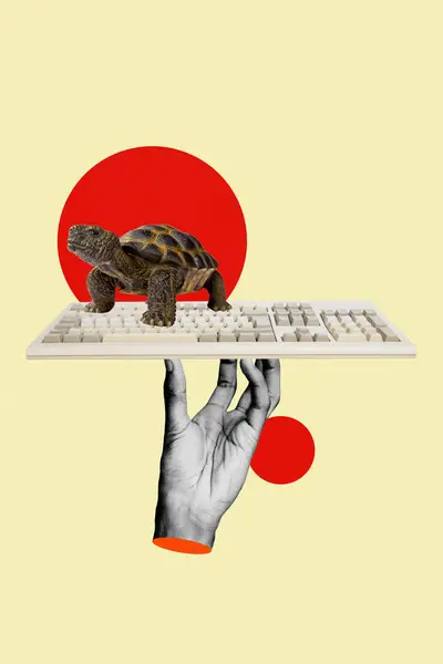 Bej Renkli Arka Planda Izole Edilmiş Antik Minyatür Komik Kaplumbağa — Stok fotoğraf