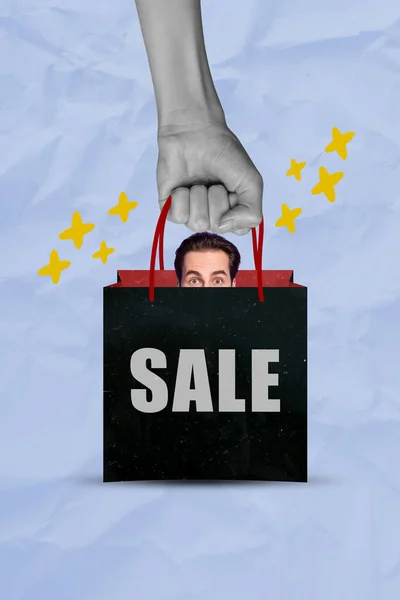 手の垂直創造的なコラージュ画像 ショッピングバッグ小さな男は 販売割引ブラックフライデーを購入するパーセンテージシンボルを非表示 — ストック写真