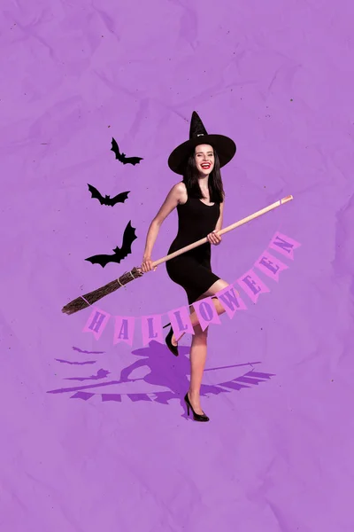 ゴージャスなファンキーな魔術師少女の手の垂直コラージュは 紙の紫色の背景に隔離された飛ぶコウモリのハロウィーンの旗を保持します — ストック写真