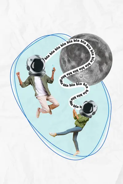 2人の宇宙飛行ヘルメット飛行スペースの垂直コラージュ画像 完全な月は紙の背景で隔離されたスマートフォンチャットブラフを保持します — ストック写真