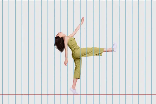 在科拉格的照片中 兴奋的迷你女孩在抄袭页之间跳舞 在创造性的背景下被隔离开来 — 图库照片