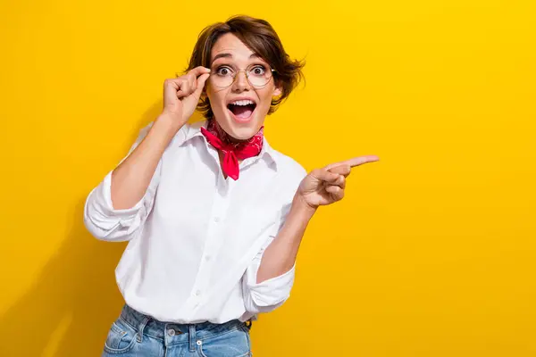 Photo Crazy Amazed Girl Funny Person Pointing Finger Empty Space — Stock Photo, Image