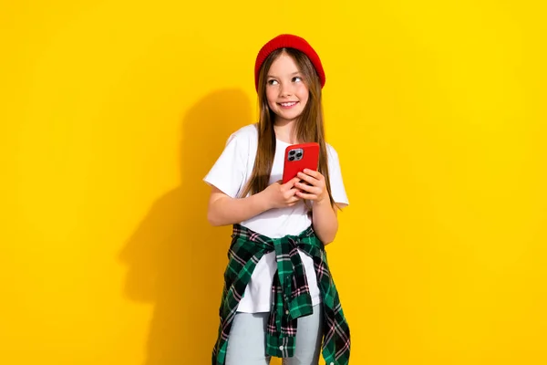 매력적인 여학생 가제트 상거래의 초상화 노란색 배경에 — 스톡 사진