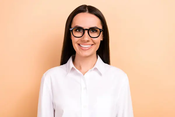 Foto Van Tandenglimlach Jonge Zakenvrouw Wit Shirt Succesvolle Ondernemer Positieve — Stockfoto