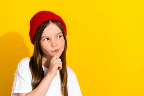 Sevimli Küçük Kızın Fotoğrafı Çene Dokunuşu Düşünceli Ilgilenen Şık Giyinmiş — Stok fotoğraf