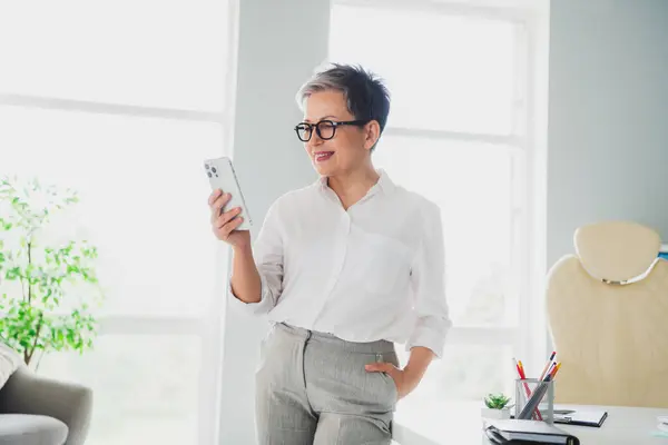 照片显示 积极的女上司身穿白衬衫 在室内与现代化设备聊天 — 图库照片