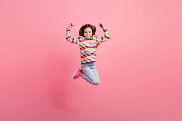 Ganzkörpergröße Foto Von Jumper Aktivität Wenig Niedlich Positive Tochter Spaß — Stockfoto