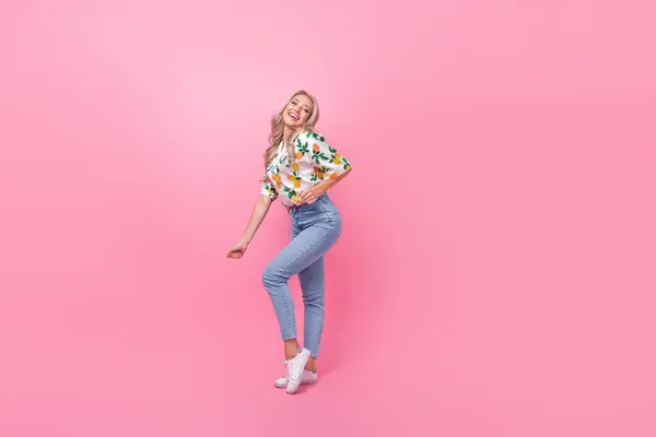 完全なボディ長さのイラスト 完璧なフィット モデル ガールフレンド 若い年齢 ダンス 不注意なリズム 夏の雰囲気 ピンク色の背景で隔離 — ストック写真