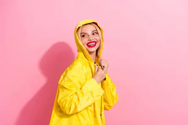 Yağmur Fırtınasına Karşı Saklanan Güzel Bir Kızın Profil Fotoğrafı Kaputa — Stok fotoğraf