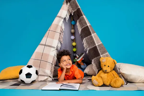 Photo Thoughtful Preschool Boy Reading Interesting Book Dreamy Playing Tent — Stock Photo, Image