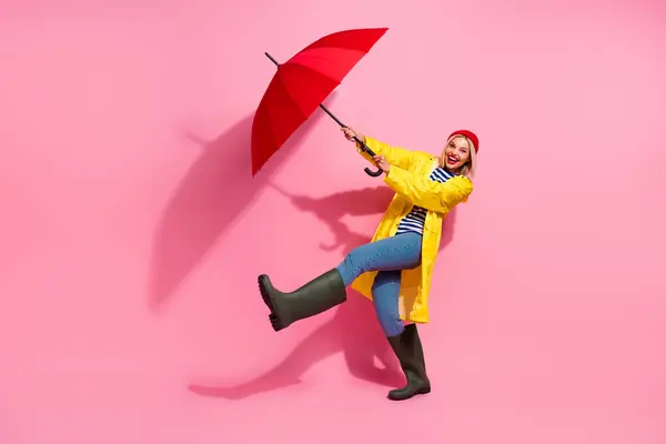 Pełna Długość Zdjęcie Dość Podekscytowany Kobieta Ubrana Płaszcz Deszcz Spacery — Zdjęcie stockowe