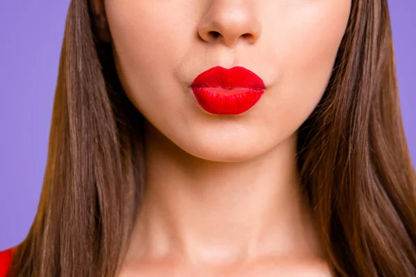 赤い唇を持つ若い女性の半分の顔の肖像画に近い砂明るい黄色の背景に分離されたキス — ストック写真