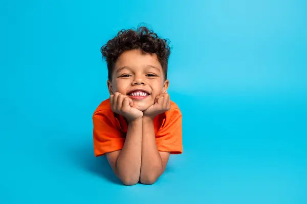 Foto Completa Primer Plano Toothy Sonriente Joven Lindo Chico Ondulado —  Fotos de Stock