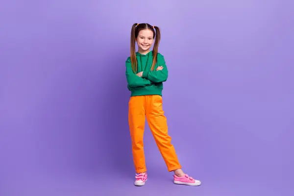 Ganzes Foto Von Coolen Selbstbewussten Kleinen Mädchen Tragen Grüne Sweatshirt — Stockfoto