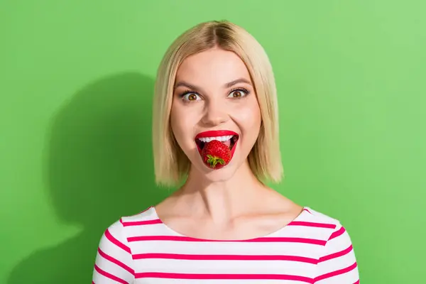 Foto Retrato Joven Despreocupada Bromeando Fresa Roja Entre Sus Dientes —  Fotos de Stock