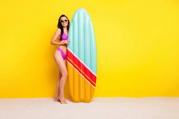 Çok Güzel Ince Bir Kızın Tam Boy Fotoğrafı Şişme Sörf — Stok fotoğraf