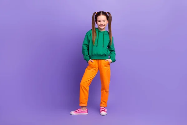Volledige Lengte Foto Van Funky Koele Kleine Meisje Gekleed Groene — Stockfoto