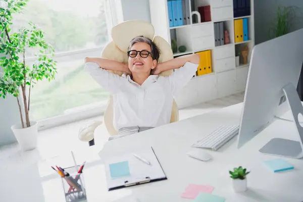 Foto Liggande Mysiga Arbetsplatsen Fåtölj Business Agent Mäklare Assistent Dagsljus — Stockfoto