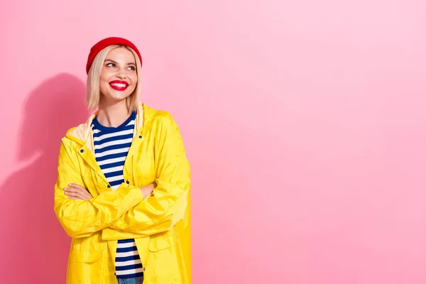 Foto Von Fröhlichen Nettes Mädchen Tragen Gelbe Trendige Kleidung Outwear — Stockfoto