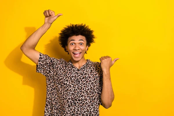 Portrait Funky Person Chevelure Wear Leopard Shirt Indicating Unbelievable Sale — Stock Photo, Image
