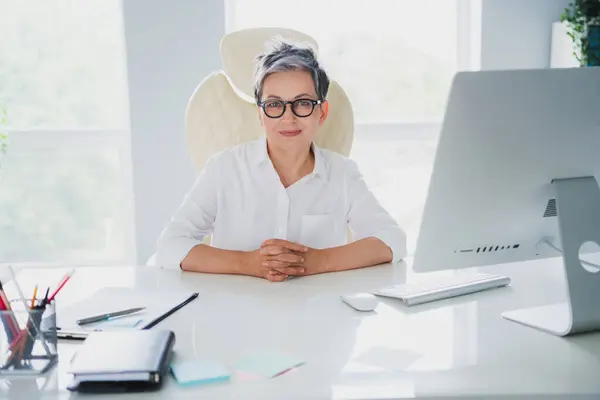 Pozitif Ruh Hali Uzmanı Beyaz Gömlekli Bir Kadının Modern Alet — Stok fotoğraf