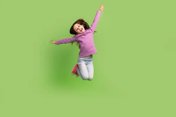 Полноразмерный Кадр Девочки Прыгающей Вверх Руками Радости Розовых Джинсах Денима — стоковое фото