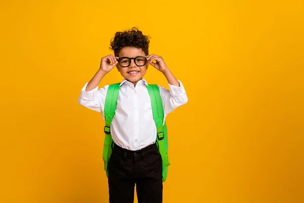 Sırt Çantalı Beyaz Tişörtlü Gözlüklü Neşeli Okul Çocuğunun Fotoğrafı Sarı — Stok fotoğraf