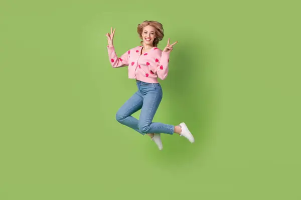 Foto Longitud Completa Mujer Joven Saltando Funky Activa Mostrando Doble — Foto de Stock