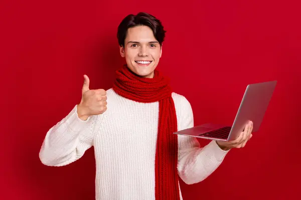 Zdjęcie Młody Pozytywny Facet Student Trzymać Jego Laptop Cieszyć Eshopping — Zdjęcie stockowe