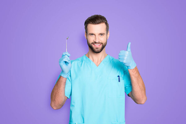 Portret Radosny Wesoły Asystent Dentystyczny Laboratorium Niebieski Jednolite Skrzyżowane Thumbup — Zdjęcie stockowe