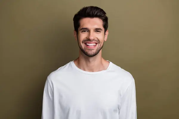 Photo Cheerful Charming Guy Dressed White Shirt Smiling White Teeth — Stock Photo, Image