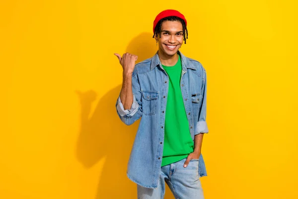 Photo Excited Cool Guy Dressed Denim Jacket Red Beanie Showing — Stock Photo, Image